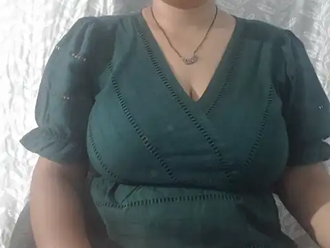 Snapshot of cute-priy chatting on May 3, 4:29 am cute-priy online show from May 3, 4:29 am