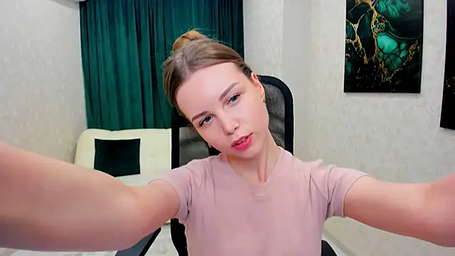 MileyWings online show from March 3, 12:27 pm