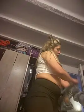 Snapshot of Khalyk_G chatting on May 10, 3:55 am Khalyk G online show from May 10, 3:55 am