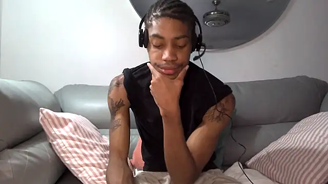 Snapshot of Skinnyblackman chatting on October 6, 10:18 pm Skinnyblackman online show from October 6, 10:18 pm