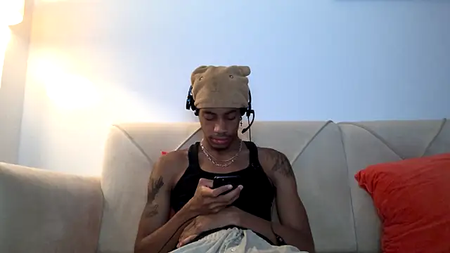 Snapshot of Skinnyblackman chatting on November 4, 1:27 am Skinnyblackman online show from November 4, 1:27 am