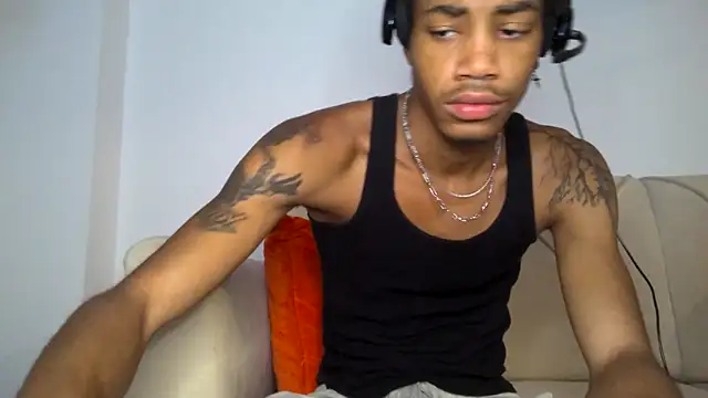 Snapshot of Skinnyblackman chatting on November 15, 3:37 am Skinnyblackman online show from November 15, 3:37 am