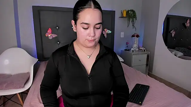 Snapshot of emma_lye chatting on July 6, 6:43 pm emma lye online show from July 6, 6:43 pm