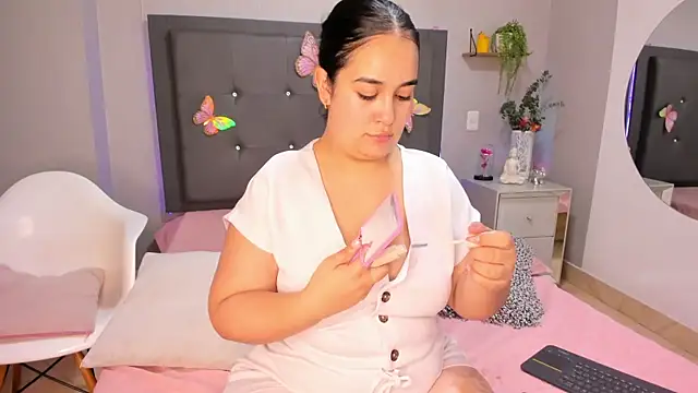 Snapshot of emma_lye chatting on July 22, 7:38 pm emma lye online show from July 22, 7:38 pm