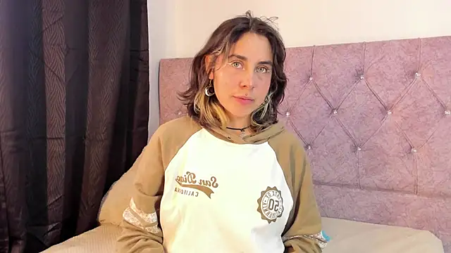 Snapshot of riley_colors chatting on January 28, 8:15 pm riley colors online show from January 28, 8:15 pm