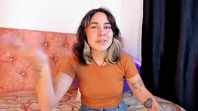 Snapshot of riley_colors chatting on January 31, 1:45 pm riley colors online show from January 31, 1:45 pm