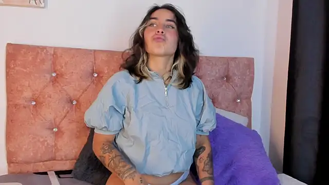 Snapshot of riley_colors chatting on March 4, 8:49 pm riley colors online show from March 4, 8:49 pm