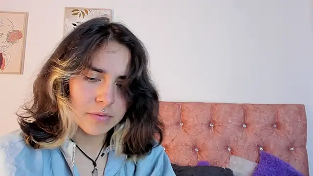 Snapshot of riley_colors chatting on March 5, 12:05 am riley colors online show from March 5, 12:05 am