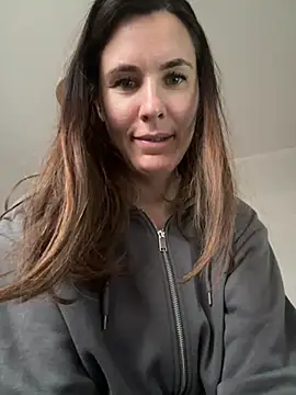 Snapshot of Sara_darling chatting on December 9, 9:39 am Sara darling online show from December 9, 9:39 am