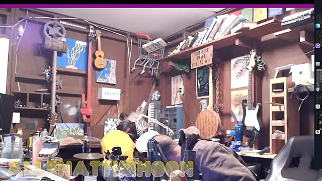 Snapshot of itsjameswebbscope chatting on November 18, 8:30 am itsjameswebbscope online show from November 18, 8:30 am