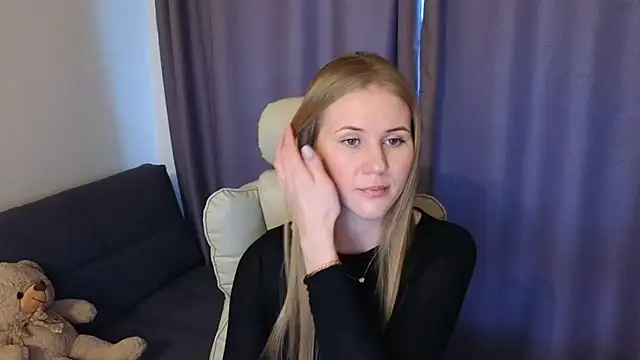 Snapshot of IsabelAllen chatting on December 3, 9:44 am IsabelAllen online show from December 3, 9:44 am