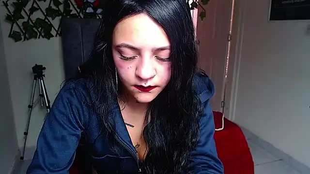 Snapshot of Violettasquirt chatting on June 1, 1:46 pm Violettasquirt online show from June 1, 1:46 pm
