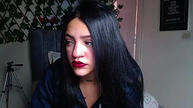 Snapshot of Violettasquirt chatting on June 9, 1:23 pm Violettasquirt online show from June 9, 1:23 pm