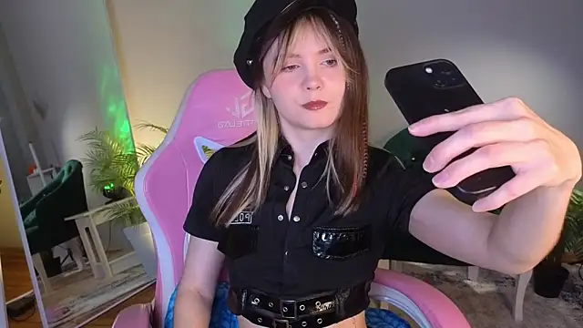 Snapshot of CiriRianonn chatting on November 7, 4:23 am CiriRianonn online show from November 7, 4:23 am