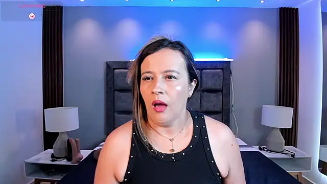 Snapshot of Susann_Ross chatting on July 17, 11:06 am Susann Ross online show from July 17, 11:06 am