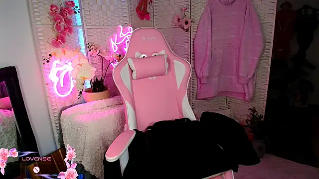 Snapshot of EllieKarrX chatting on December 8, 8:47 pm EllieKarrX online show from December 8, 8:47 pm