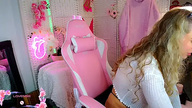 Snapshot of EllieKarrX chatting on December 29, 9:30 pm EllieKarrX online show from December 29, 9:30 pm