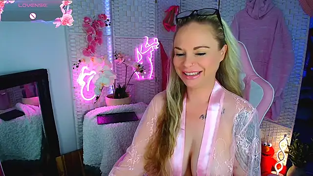 Snapshot of EllieKarrX chatting on January 30, 3:44 am EllieKarrX online show from January 30, 3:44 am