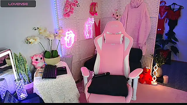 Snapshot of EllieKarrX chatting on March 13, 10:43 pm EllieKarrX online show from March 13, 10:43 pm