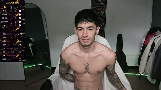 Snapshot of Damon__333 chatting on June 19, 10:13 pm Damon 333 online show from June 19, 10:13 pm