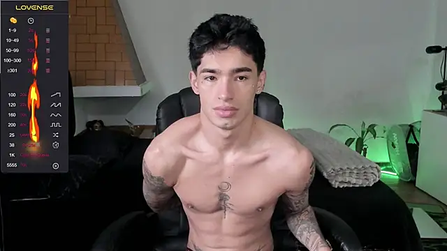 Snapshot of Damon__333 chatting on July 22, 8:55 pm Damon 333 online show from July 22, 8:55 pm
