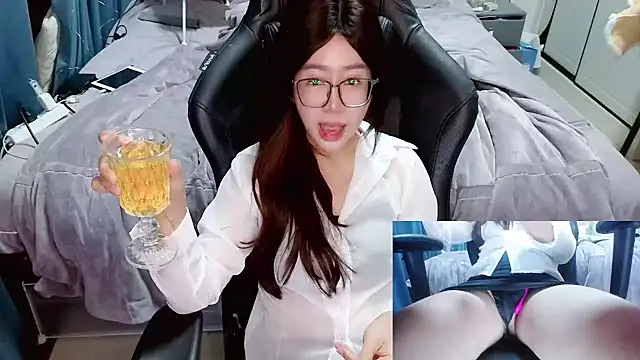 Snapshot of Angelababy001 chatting on December 13, 6:27 pm Angelababy001 online show from December 13, 6:27 pm