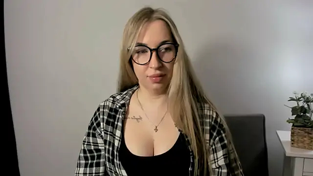 Snapshot of AriaDesire chatting on March 15, 7:36 am AriaDesire online show from March 15, 7:36 am