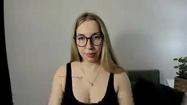 Snapshot of AriaDesire chatting on March 16, 8:07 am AriaDesire online show from March 16, 8:07 am