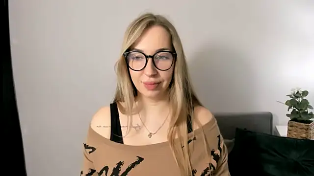 Snapshot of AriaDesire chatting on March 20, 8:08 am AriaDesire online show from March 20, 8:08 am