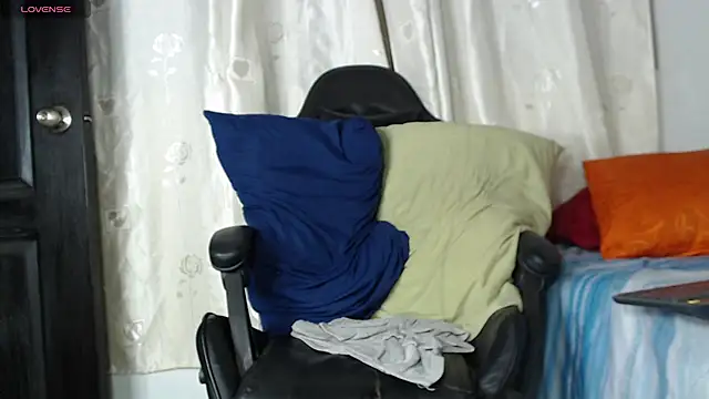 Snapshot of tizziano_castillo_ chatting on December 19, 12:45 am tizziano castillo online show from December 19, 12:45 am