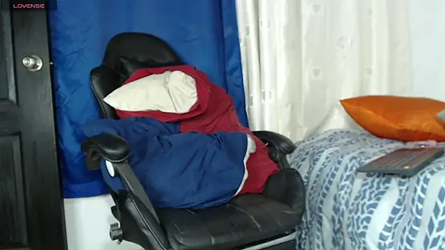 Snapshot of tizziano_castillo_ chatting on March 13, 1:32 am tizziano castillo online show from March 13, 1:32 am