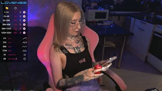 Snapshot of yngmilf chatting on February 4, 2:39 am yngmilf online show from February 4, 2:39 am