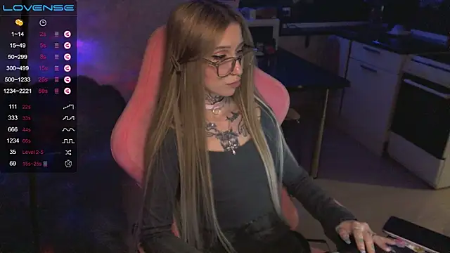 Snapshot of yngmilf chatting on March 13, 3:33 am yngmilf online show from March 13, 3:33 am