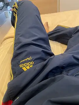 Snapshot of adidas-1995 chatting on November 17, 5:02 am adidas-1995 online show from November 17, 5:02 am