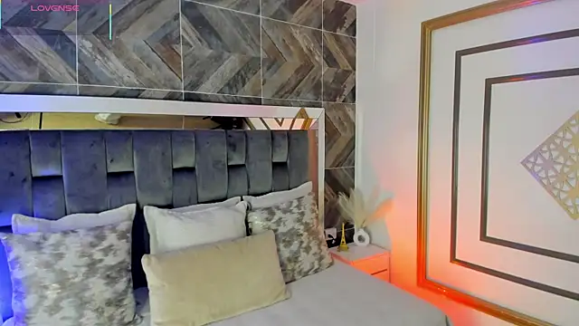 TaniaSmith1 online show from November 18, 11:15 pm