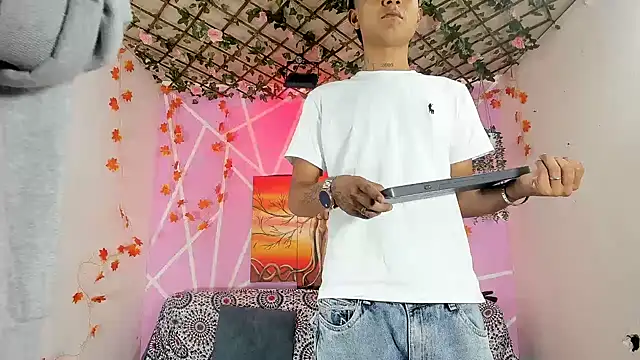 Fresahot2005 online show from December 4, 8:17 pm