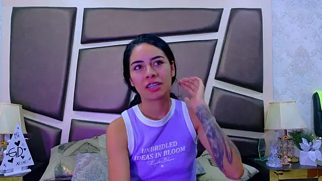 Snapshot of NicoleEsposito chatting on May 8, 12:43 pm NicoleEsposito online show from May 8, 12:43 pm