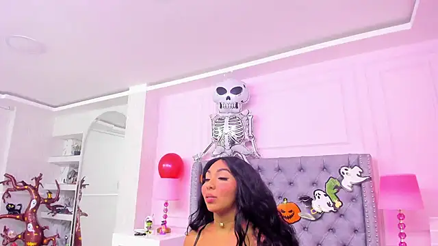 HaileeRoberts online show from October 25, 12:45 pm