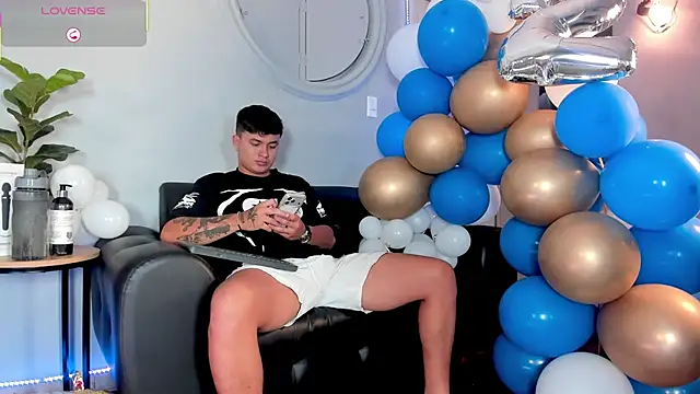 Snapshot of Cristopher_strong chatting on May 21, 12:45 pm Cristopher strong online show from May 21, 12:45 pm