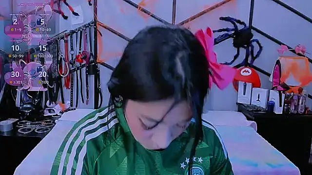 AlanaLuck online show from October 25, 7:30 pm