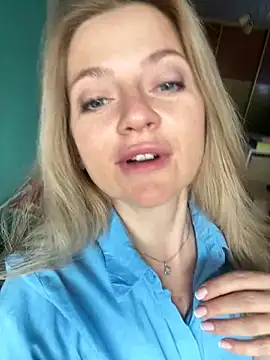 Snapshot of AlisonXCristal chatting on April 15, 7:37 am AlisonXCristal online show from April 15, 7:37 am