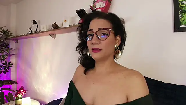 Snapshot of Elliee_ chatting on June 3, 12:19 pm Elliee online show from June 3, 12:19 pm