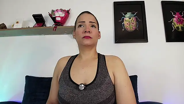 Snapshot of Elliee_ chatting on June 12, 12:04 pm Elliee online show from June 12, 12:04 pm