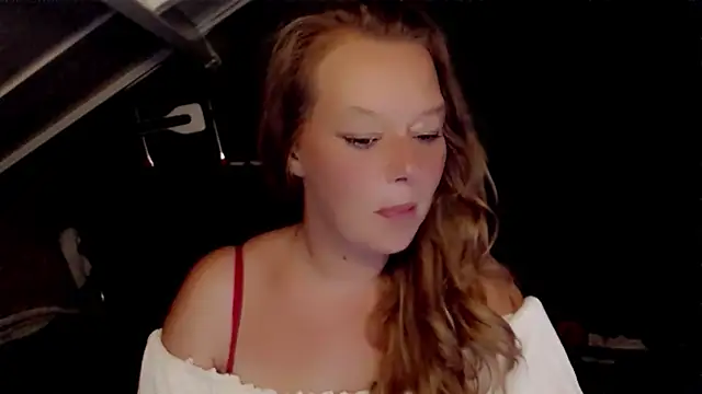 Snapshot of roxanna24 chatting on June 5, 9:20 pm roxanna24 online show from June 5, 9:20 pm