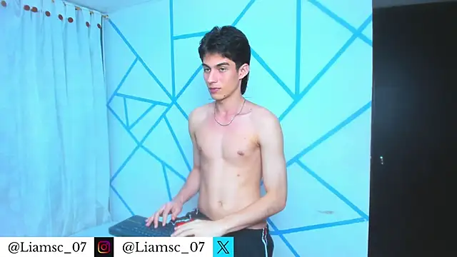 Snapshot of liam_scott77 chatting on July 14, 2:05 am liam scott77 online show from July 14, 2:05 am