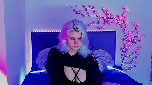 Snapshot of JoannLowe chatting on May 11, 7:22 pm JoannLowe online show from May 11, 7:22 pm