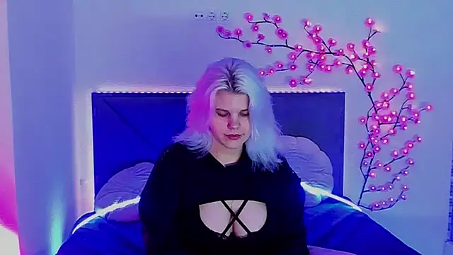 Snapshot of JoannLowe chatting on May 13, 7:22 pm JoannLowe online show from May 13, 7:22 pm