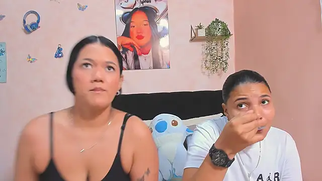 Snapshot of sara_mendez2 chatting on June 15, 12:13 am sara mendez2 online show from June 15, 12:13 am