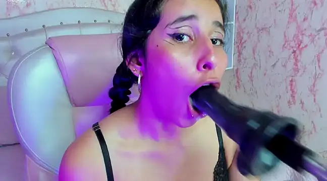 VICTORIA HOUSTON online show from February 25, 7:58 pm