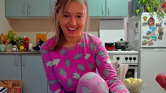 Snapshot of foxy_blond chatting on November 7, 12:38 pm foxy blond online show from November 7, 12:38 pm